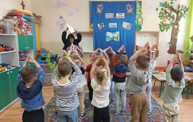 Dzieci z grupy Słoneczka powtarzały tekst wiersza i naśladowały ruchy pokazywane przez Panią.