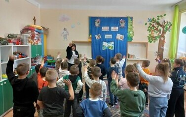 Dzieci z grupy Motylki powtarzały tekst wiersza i naśladowały ruchy pokazywane przez Panią.