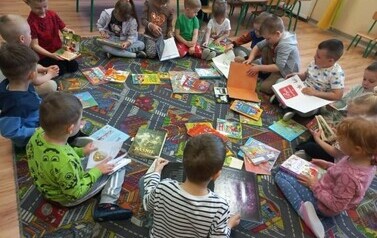 Dzieci oglądały książki przyniesione z biblioteki.