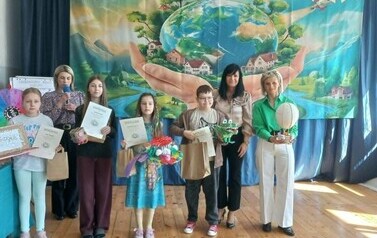 Nagrodzeni uczniowie w szkolnym konkursie na najładniejszy gadżet ekologiczny