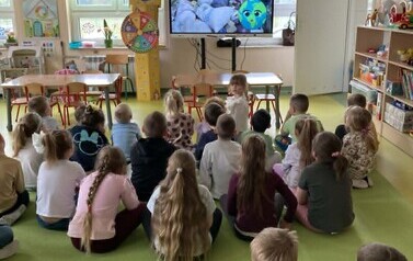 Oglądanie filmu edukacyjnego pt. Przyroda wok&oacute;ł nas