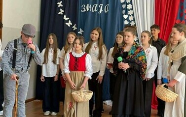 Pochwała młodych przez starsze pokolenie.