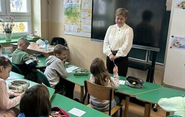 Uczniowie klasy II podczas zajęć z nauczycielką z Biblioteki Pedagogicznej