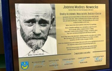 Pamiątkowy grawerton od Starosty, Wicestarosty i Członk&oacute;w Zarządu  Rady Powiatu Staszowskiego