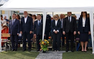 Zaproszeni goście podczas hymnu