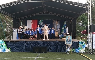 Uczennica Roksana Sątur-Chłodnicka i absolwent szkoły Jaromir Janicki w utworze pt. Korczak