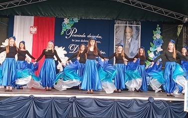 Taniec uczennic z klas 6-8