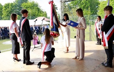 Ślubowanie uczni&oacute;w na sztandar