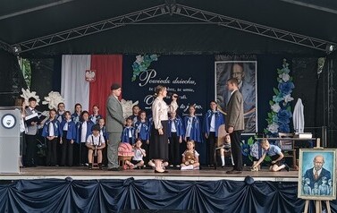 Stefania Wilczyńska informująca o problemach dzieci