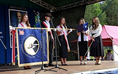 Poczet sztandarowy i prezentacja sztandaru - uczniowie z klas 7-8