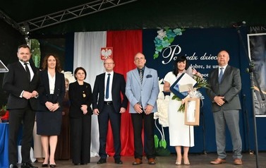 Gratulacje w imieniu władz powiatu staszowskiego przekazyje Wicestarosta Staszowski pan Leszek Guzal wraz z radnymi