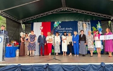 Gratulacje w imieniu dyrektor&oacute;w plac&oacute;wek oświatowych z gminy Stasz&oacute;w składa pan Dariusz Kubalski dyrektor PSP nr 2 w Staszowie