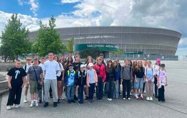 Zdjęcie grupowe przed stadionem Tarczyński Arena Wrocław