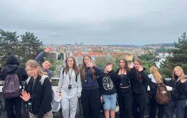 Uczestnicy wycieczki na tle panoramy Pragi