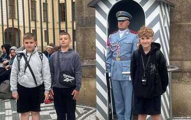 Chłopcy czekają na zmianę warty przed Zamkiem Praskim