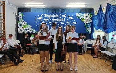 Uczniowie zwracają się do nauczycielek