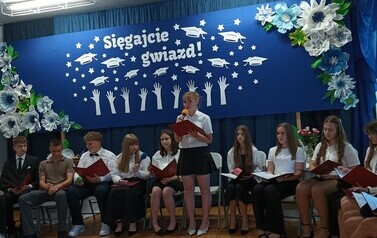 Roksana dziękuje pracownikom szkoły