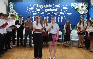 Dziewczęta śpiewają piosenkę Morze wdzięczności