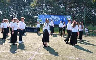 Uczniowie tańczą poloneza.