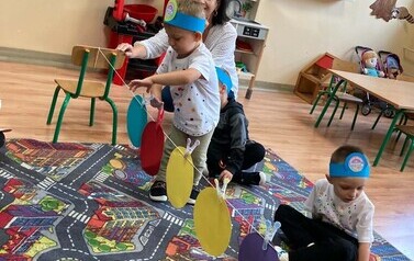 Zabawy z kolorowymi kropkami - utrwalanie kolor&oacute;w.