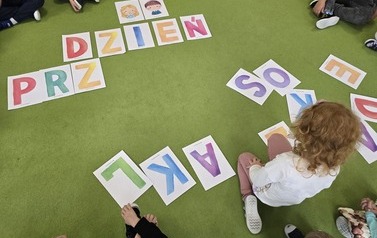 Wsp&oacute;lne układanie napisu