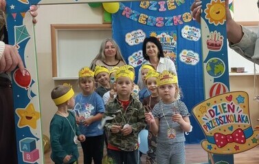 Grupa Słoneczka w pamiątkowej ramce z okazji Dnia Przedszkolaka.