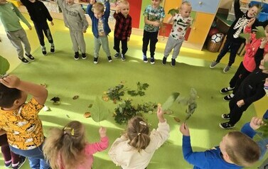 Zabawy dzieci przy muzyce.