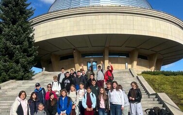 Uczestnicy wycieczki przed Planetarium Śląskim