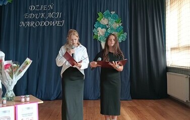 Życzenia dla nauczycieli i pracownik&oacute;w szkoły w imieniu Samorządu Uczniowskiego