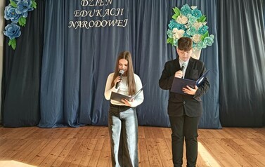 Zapowiedź uroczystości przez uczni&oacute;w klasy VI