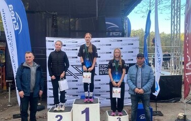 Daria i Klaudia na podium