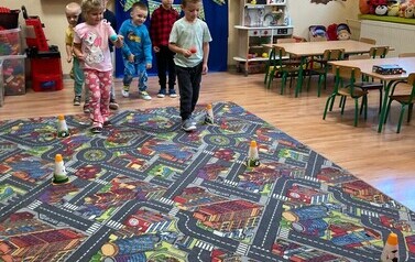 Slalom z jajkiem na łyżce.