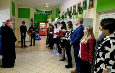 Pani dyrektor, nauczyciele, pracownicy i przyjaciele szkoły oraz uczniowie witają biskupa