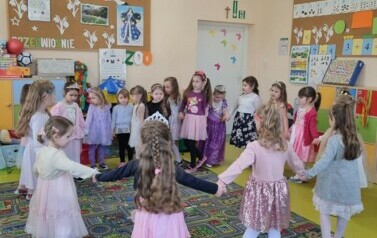 Dziewczynki tańczą w k&oacute;łeczku