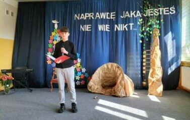 Radek śpiewa piosenkę "Jej portret". 