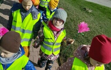 Przedszkolaki na spacerze