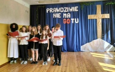 Uczniowie przedstawiają mękę i śmierć Jezusa