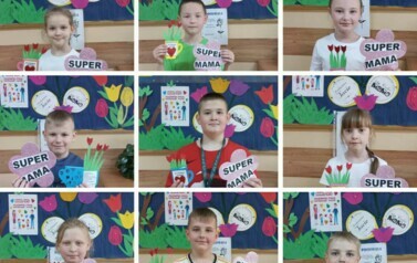 Indywidualne zdjęcia uczni&oacute;w z laurkami i kwiatem Super Mama