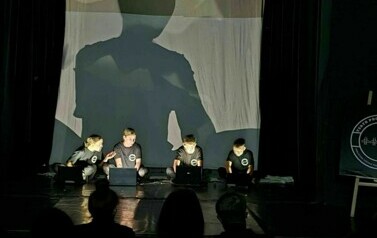 Występ uczniow w teatrze.