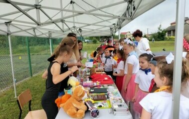 Uczestnicy loterii fantowej