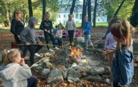 Wp&oacute;lne pieczenie kiełbasek