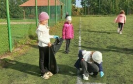 Uczniowie z klasy II biorą udział w akcji Sprzątanie dla Polski