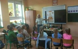 Klasa II podczas zajęć na temat zasad zdrowego odżywiania