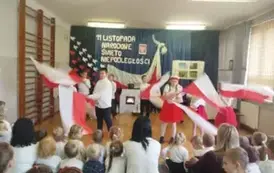 Taniec z flagami w wykonaniu uczni&oacute;w z klasy trzeciej.