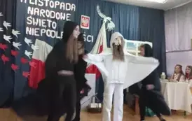 Taniec orła w wykonaniu uczennic z klasy sz&oacute;stej.