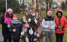 Uczniowie prezentują swoją choinkę