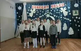 Uczniowie klasy 3 śpiewają pastorałkę Głos całego świata