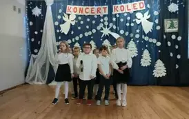 Uczniowie klasy 2 śpiewają utw&oacute;r A kto wie, czy za rogiem