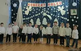Przedszkolaki z grupy młodszej śpiewają Świeć gwiazdeczko