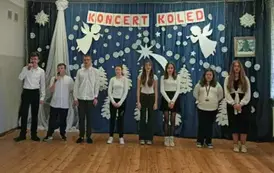 Kolęda P&oacute;jdźmy wszyscy do Stajenki w wykonaniu uczni&oacute;w klasy 8